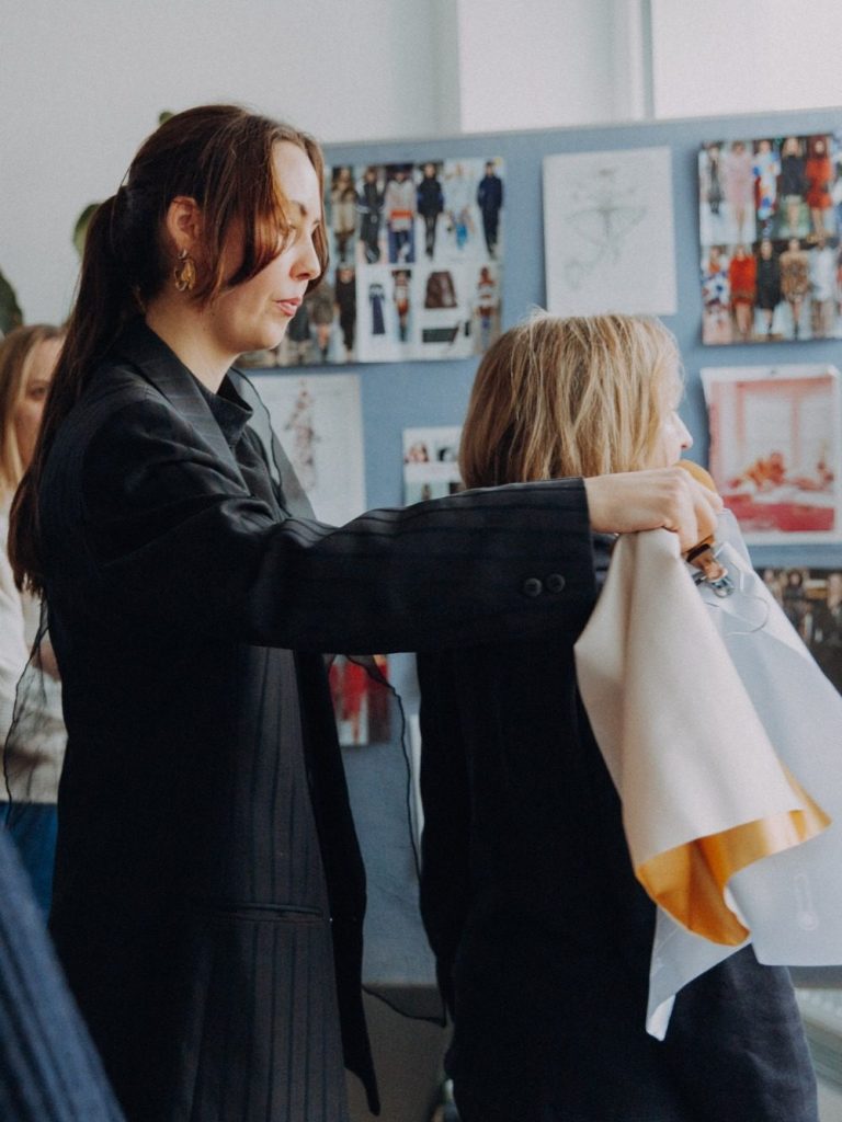 Zwei Frauen in modischen Outfits, mit Text über Stil und Ausstrahlung.