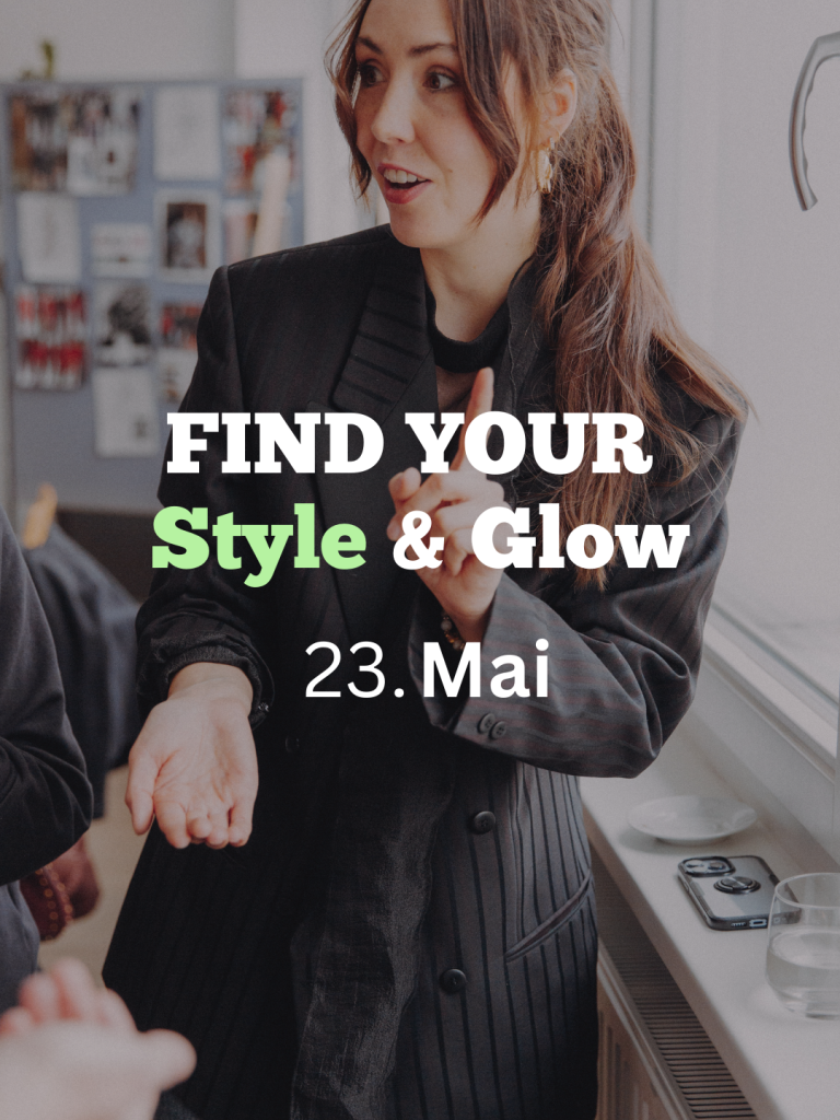 Find Your Style & Glow Workshop Person in schwarzem Blazer spricht mit einem kleinen Publikum, Datum: 23. Mai.